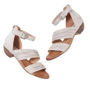 NIB Miz Mooz sz 39 Cassie leather sandals cream heel